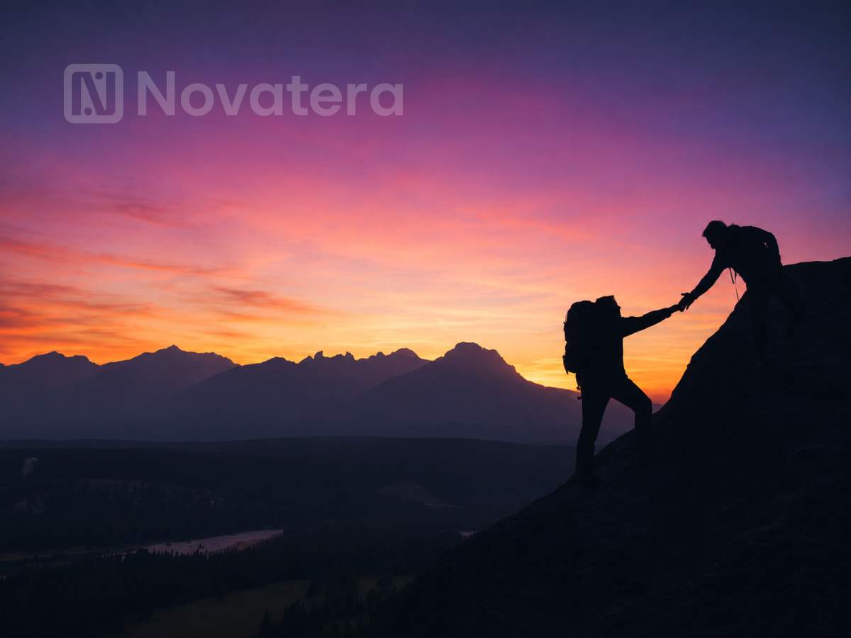 Profissionais de empresas brasileiras atendidas pela Novatera colaborando em um ambiente de trabalho moderno